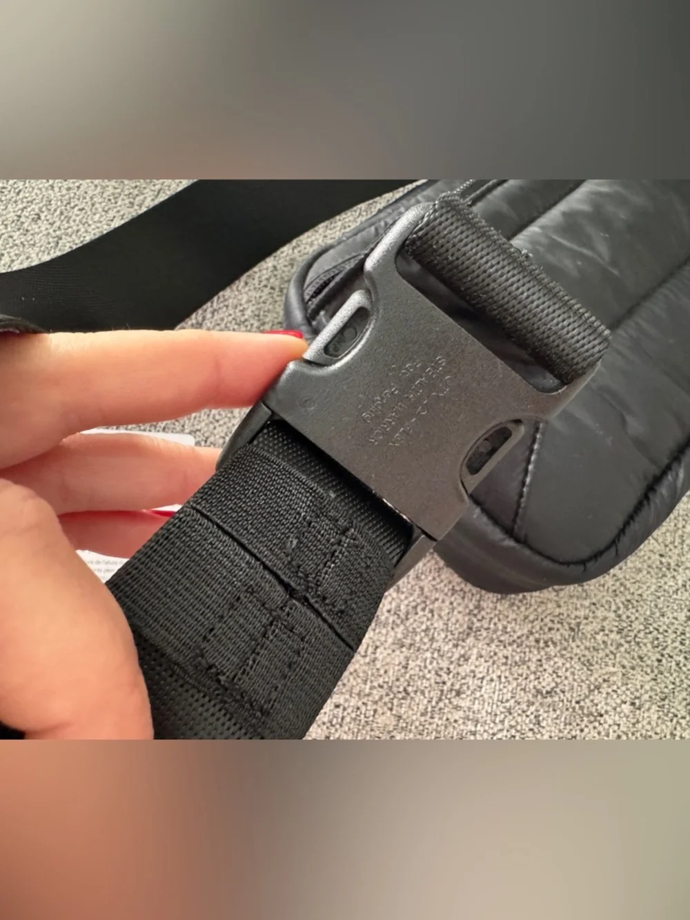 EUC lululemon Everywhere Belt Bag Large *Wunder Puff in black style LU9BH0S - Picture 6 of 13